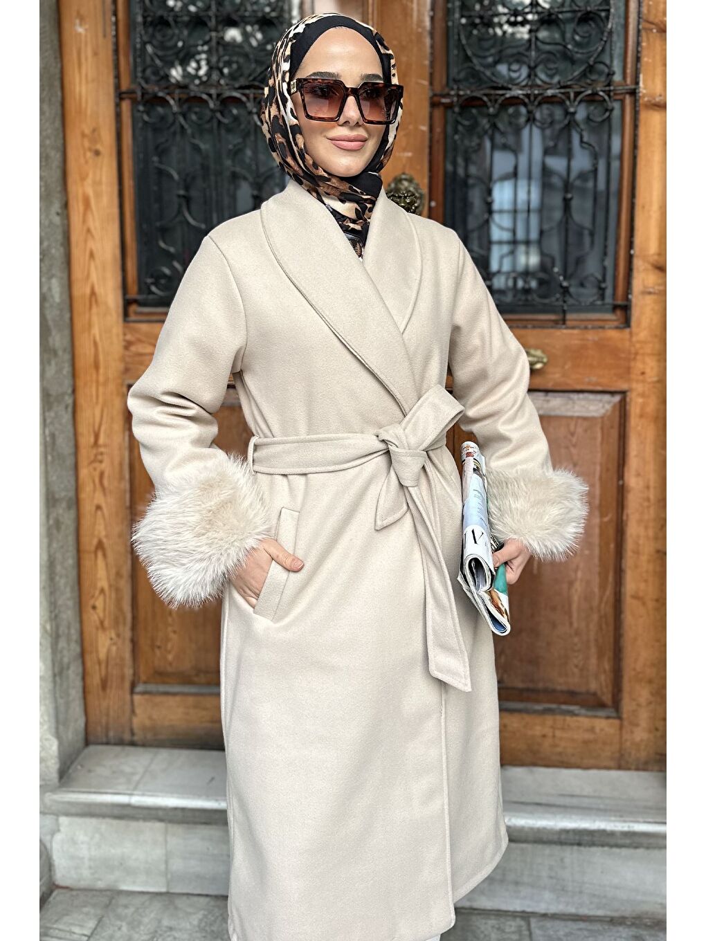 Bej Bel Kuşaklı Kol Ucu Pelüş Detaylı Tesettür Kaşe Kaban-4