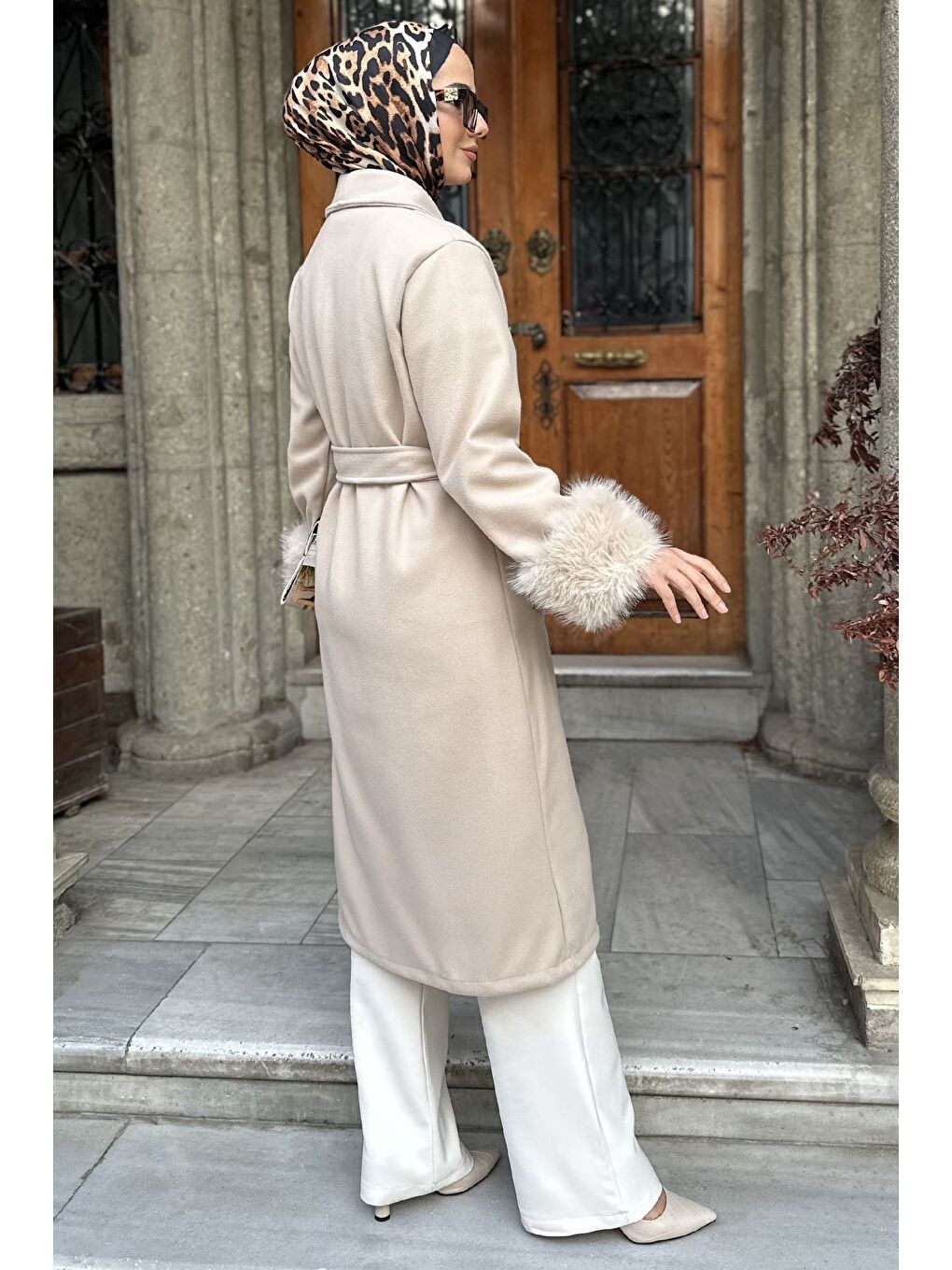 Bej Bel Kuşaklı Kol Ucu Pelüş Detaylı Tesettür Kaşe Kaban-6