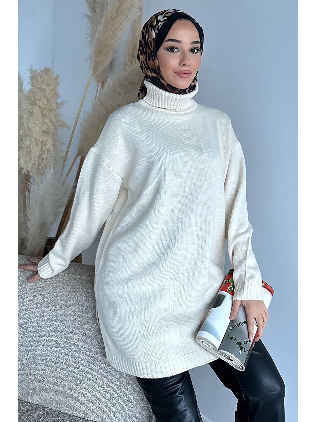 Ekru Gülseli Balıkçı Yaka Yırtmaçlı Tesettür Triko Tunik-3