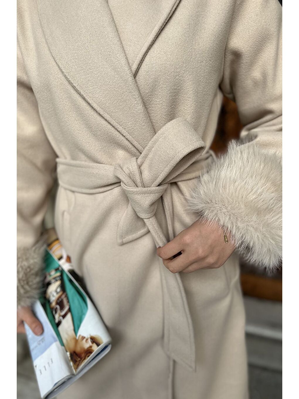 Bej Bel Kuşaklı Kol Ucu Pelüş Detaylı Tesettür Kaşe Kaban-8