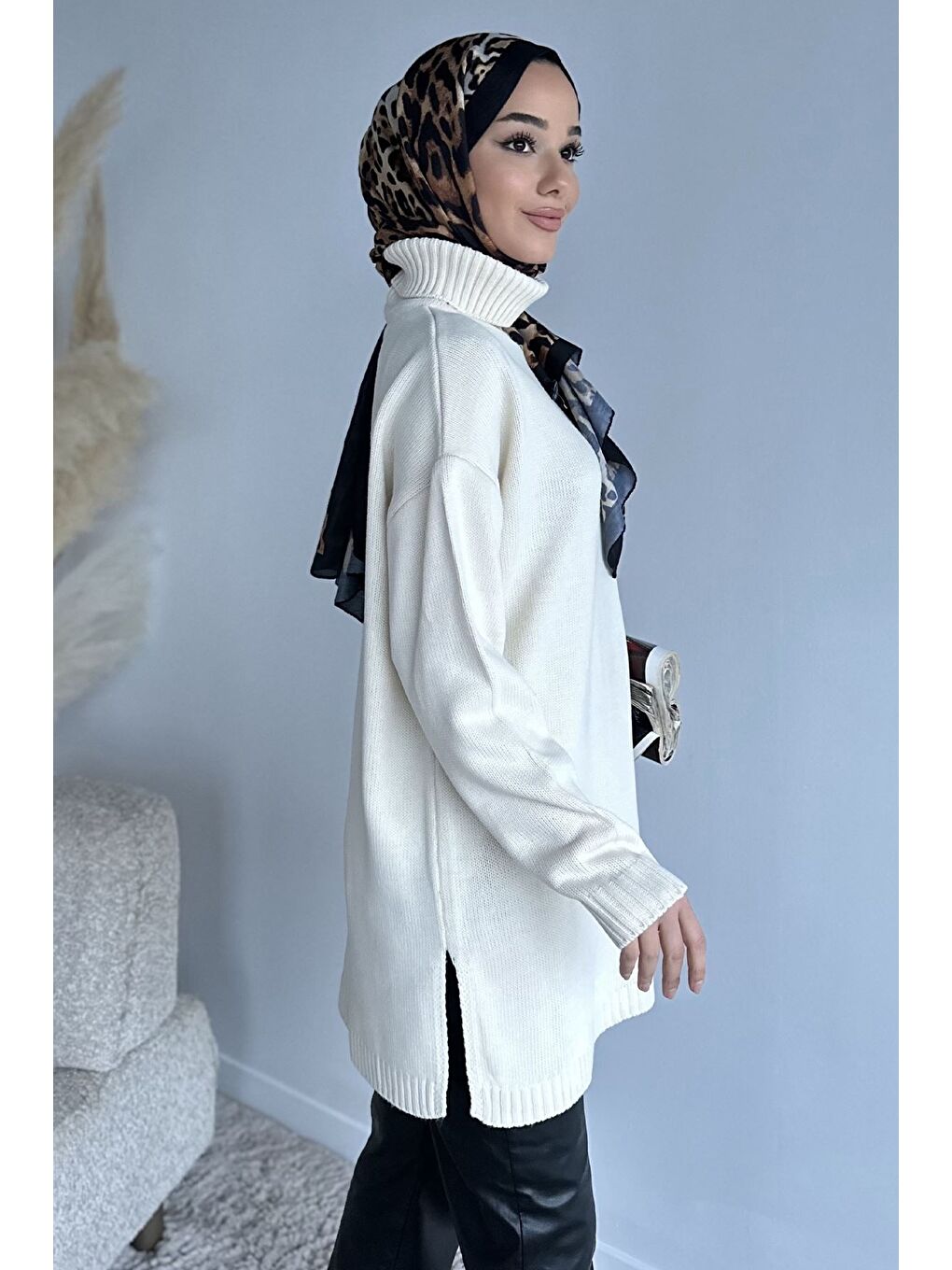 Ekru Gülseli Balıkçı Yaka Yırtmaçlı Tesettür Triko Tunik-5