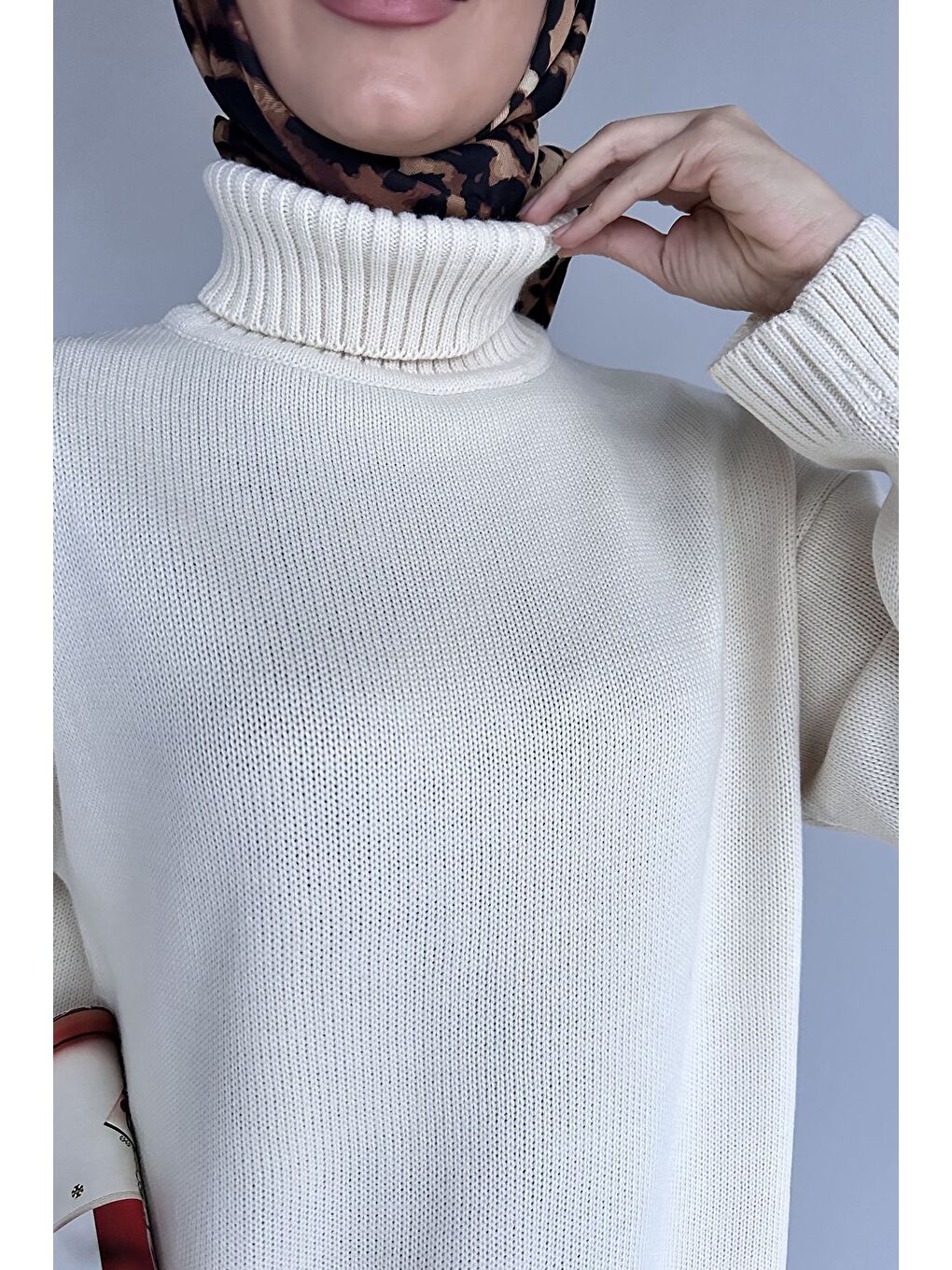 Ekru Gülseli Balıkçı Yaka Yırtmaçlı Tesettür Triko Tunik-6