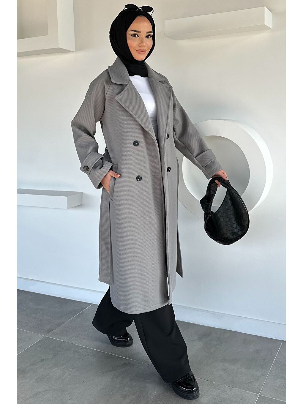 Gri Kendinden Desenli Bel Kuşaklı Tesettür Kaban