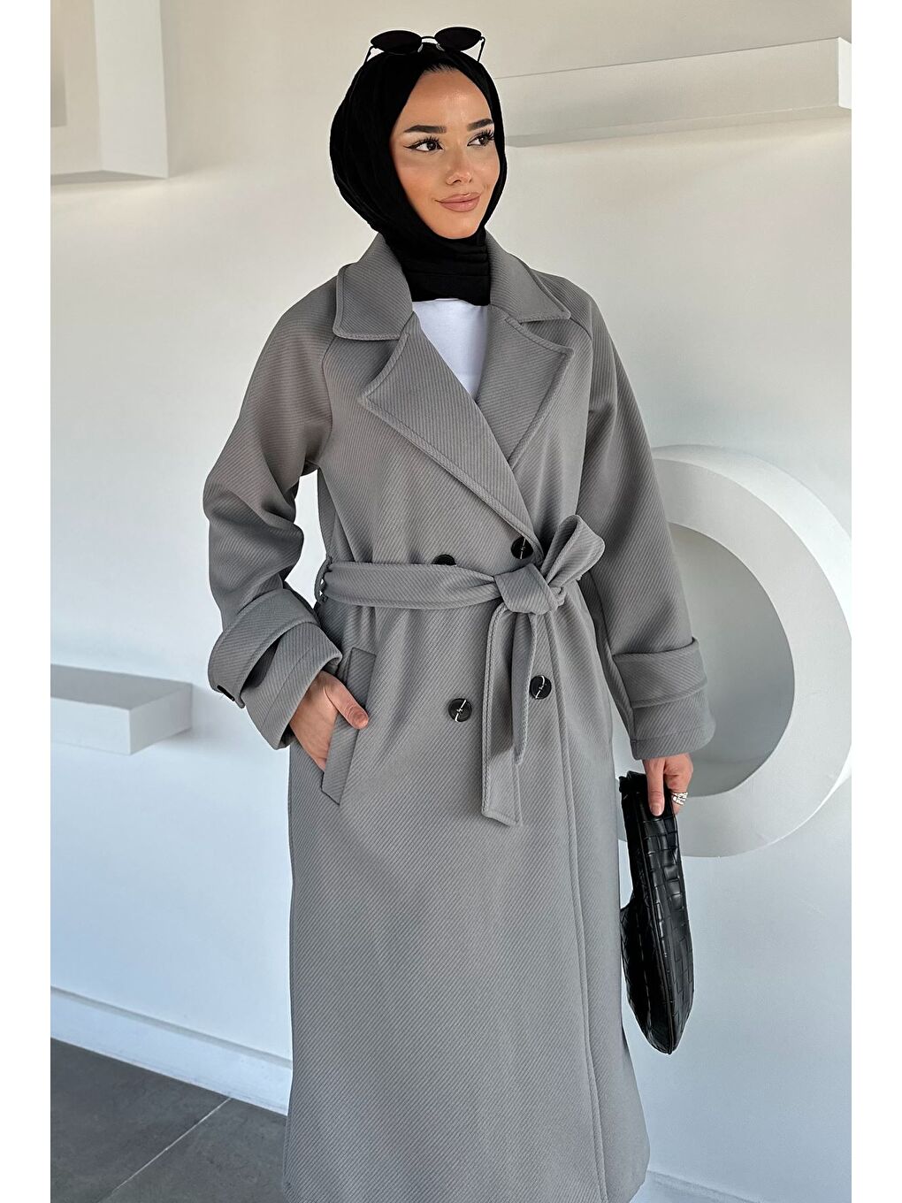 Gri Kendinden Desenli Bel Kuşaklı Tesettür Kaban-5
