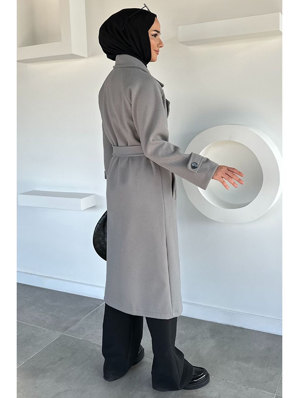 Gri Kendinden Desenli Bel Kuşaklı Tesettür Kaban-7