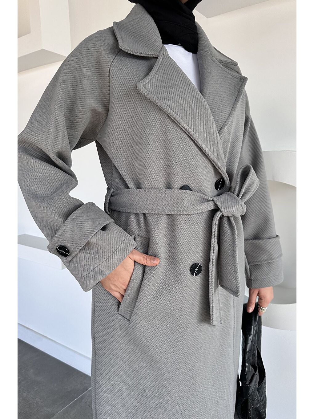 Gri Kendinden Desenli Bel Kuşaklı Tesettür Kaban-8