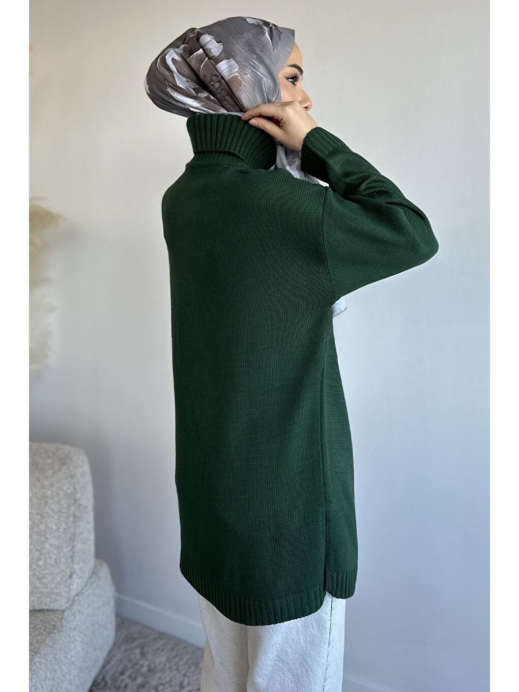 Yeşil Gülseli Balıkçı Yaka Yırtmaçlı Tesettür Triko Tunik-4