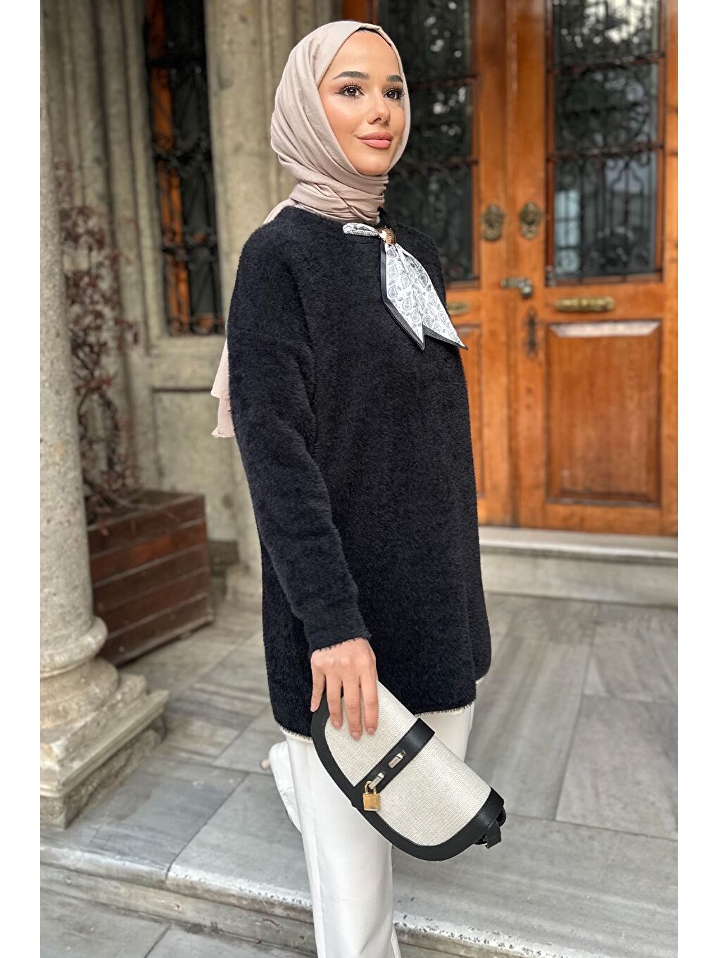 Siyah Gülseli Bisiklet Yaka Fular Ve Broş Detaylı Tesettür Triko Tunik-1