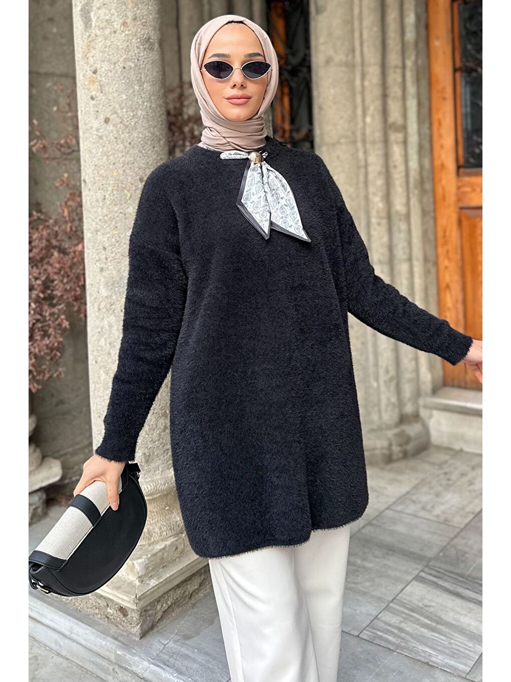 Siyah Gülseli Bisiklet Yaka Fular Ve Broş Detaylı Tesettür Triko Tunik-2