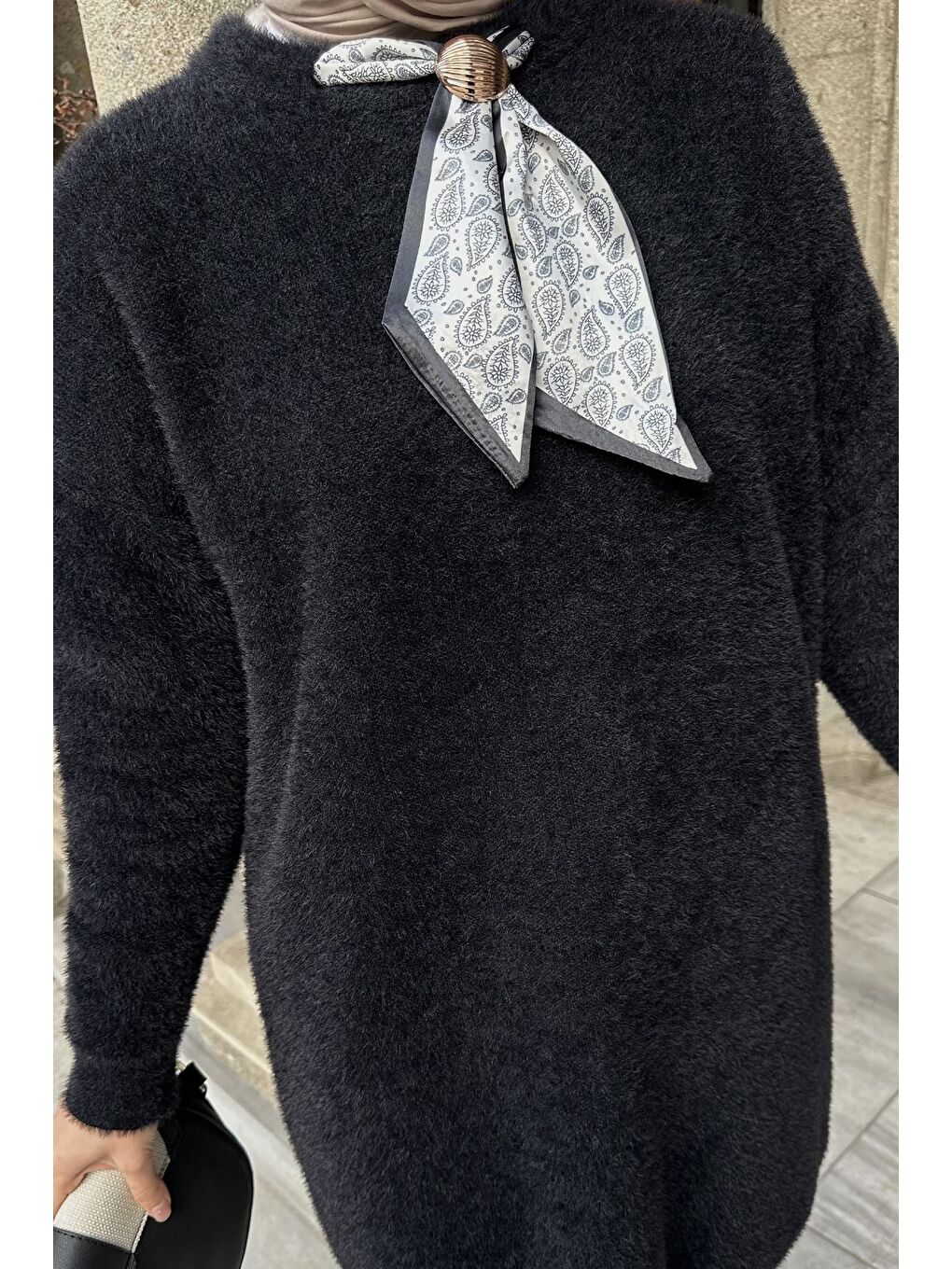 Siyah Gülseli Bisiklet Yaka Fular Ve Broş Detaylı Tesettür Triko Tunik-5