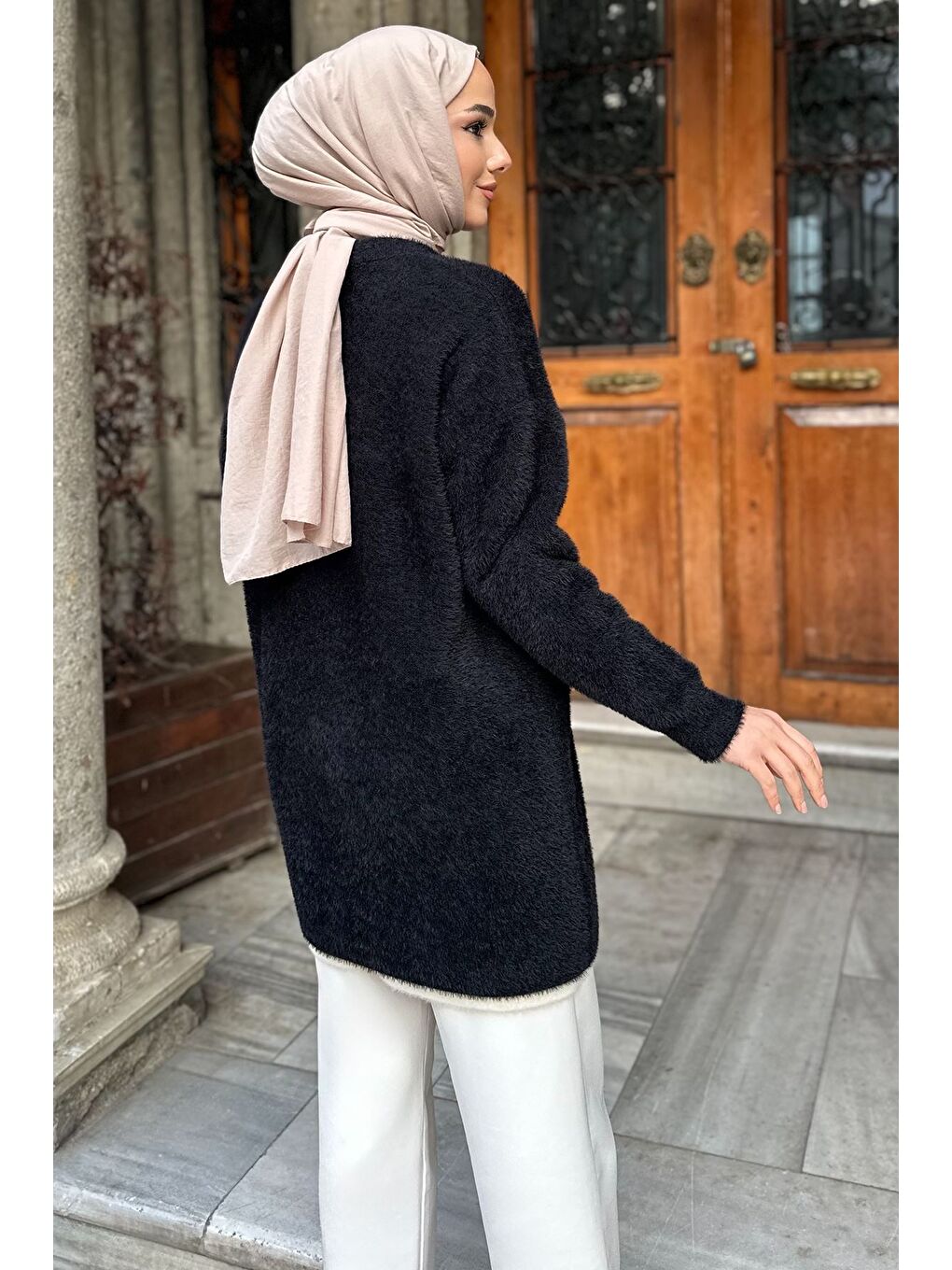 Siyah Gülseli Bisiklet Yaka Fular Ve Broş Detaylı Tesettür Triko Tunik-7