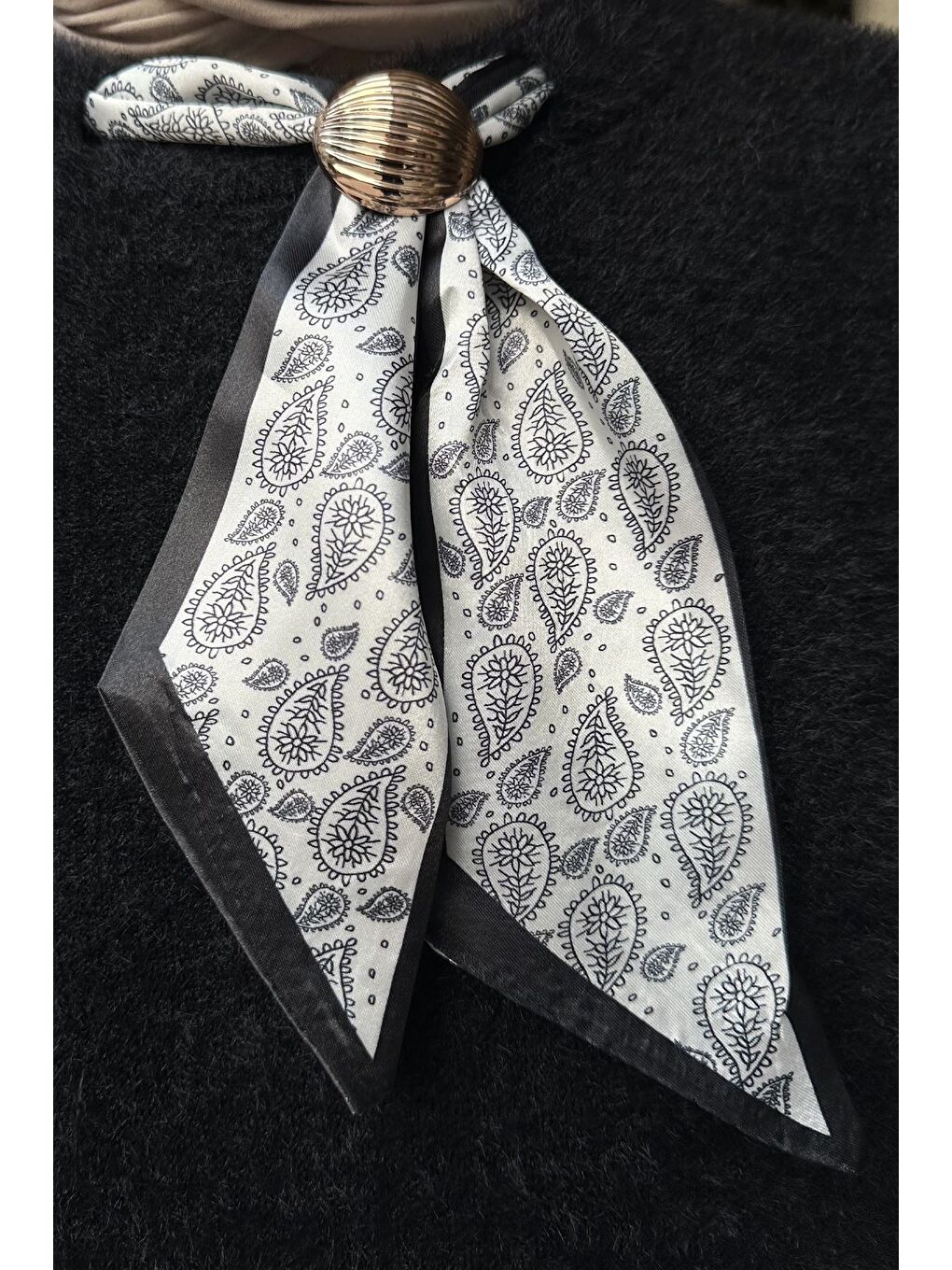 Siyah Gülseli Bisiklet Yaka Fular Ve Broş Detaylı Tesettür Triko Tunik-9