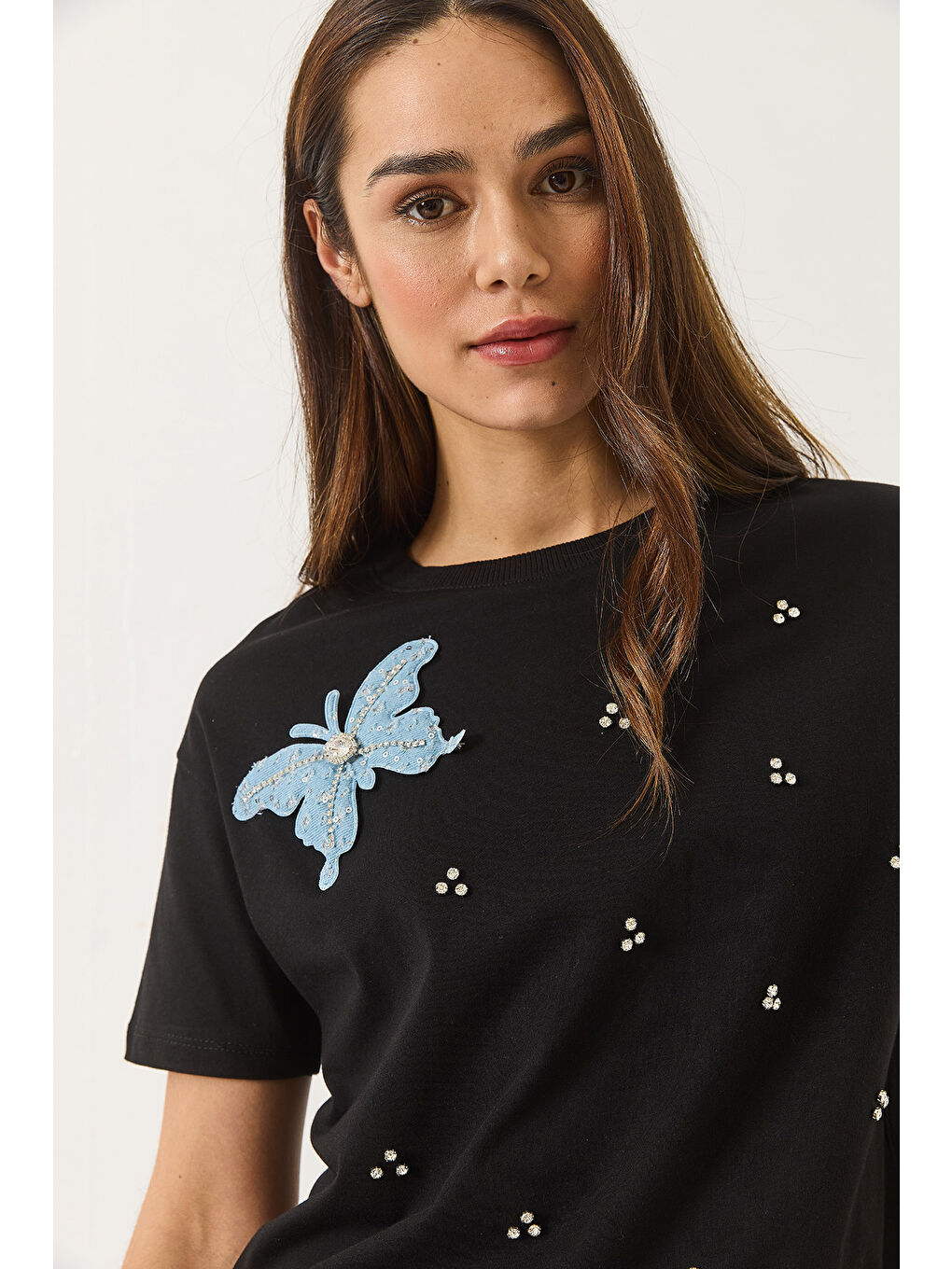 Siyah Kadın Kelebek Aksesuarlı Taş İşlemeli Kısa Kollu T-Shirt-2