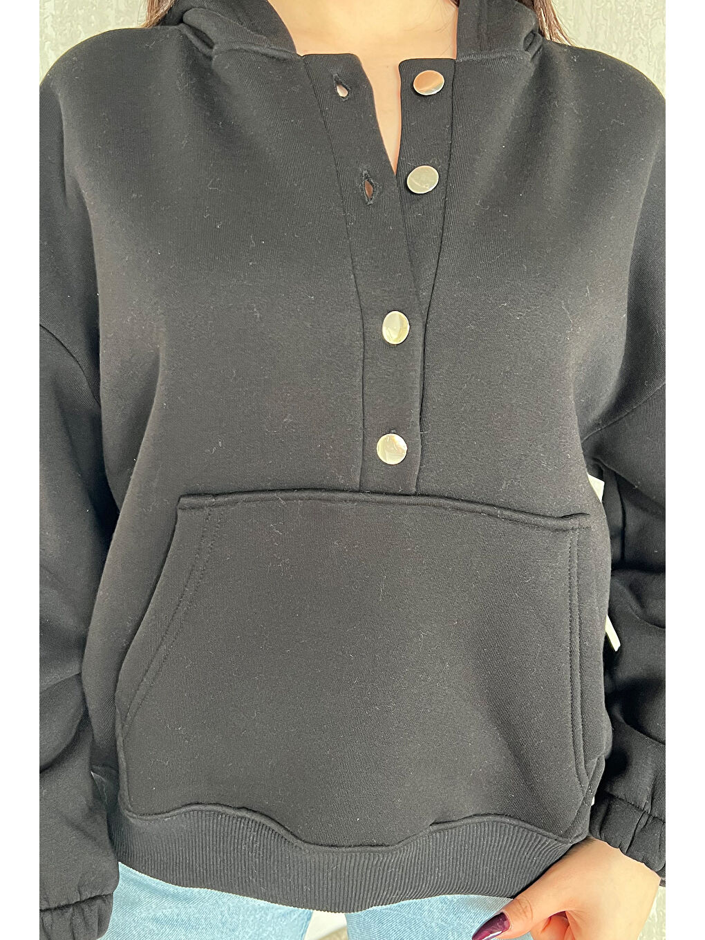 Siyah Kadın Şardonlu Kanguru Cepli Düğme Detaylı Sweatshirt-2