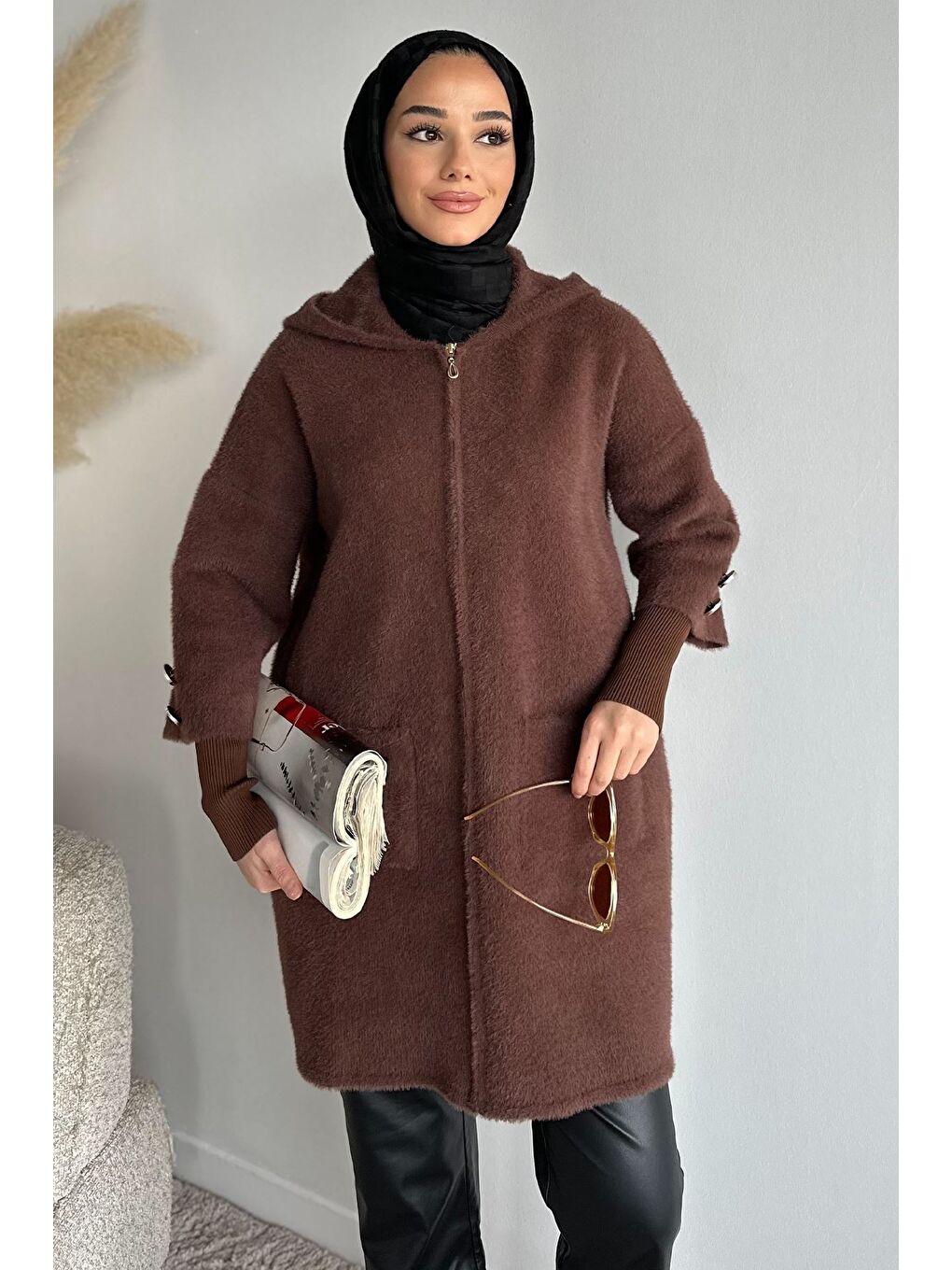 Kahverengi Gülseli Kapüşonlu Çift Cepli Ön Fermuarlı Tesettür Triko Hırka-3