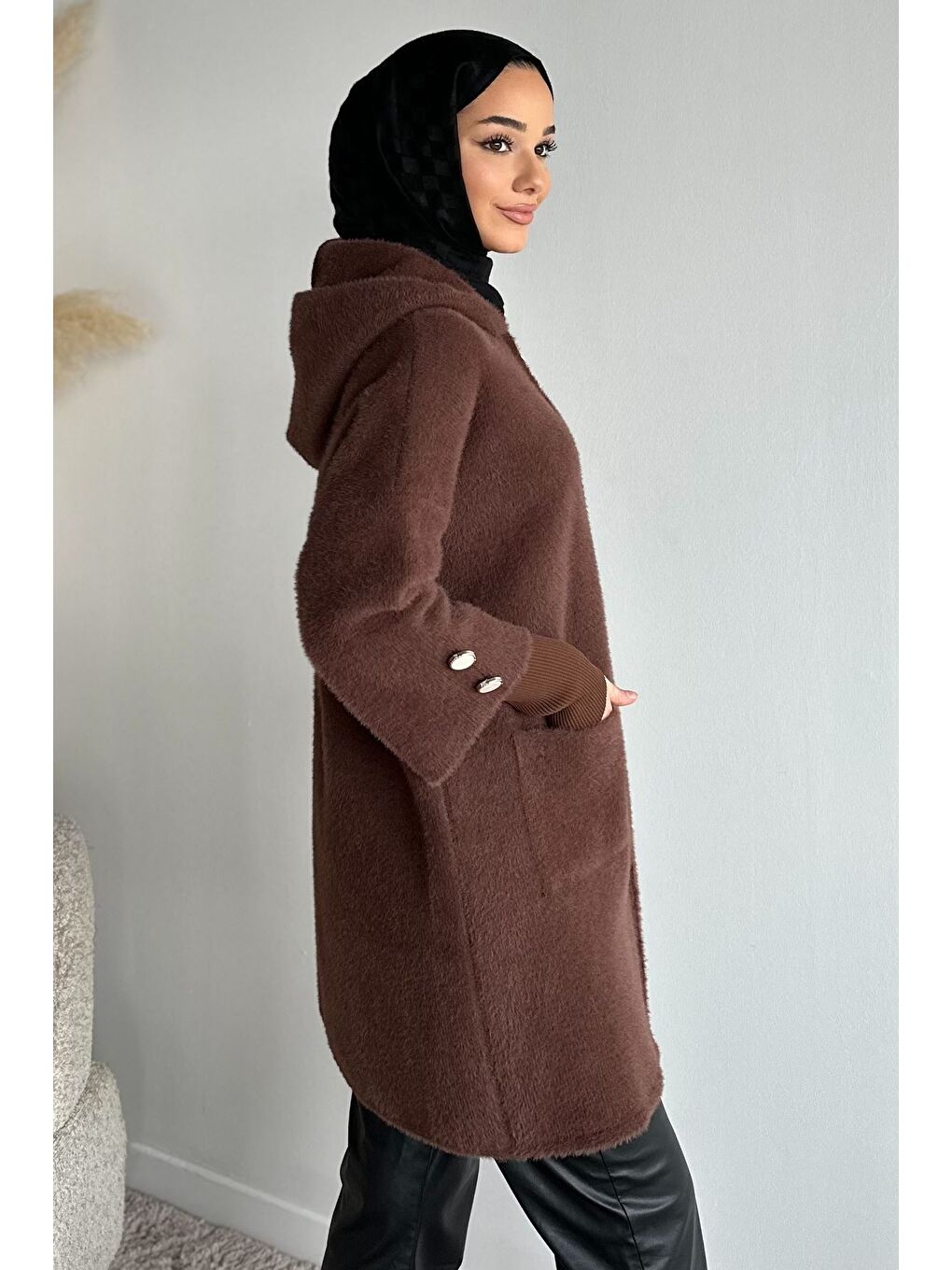 Kahverengi Gülseli Kapüşonlu Çift Cepli Ön Fermuarlı Tesettür Triko Hırka-5