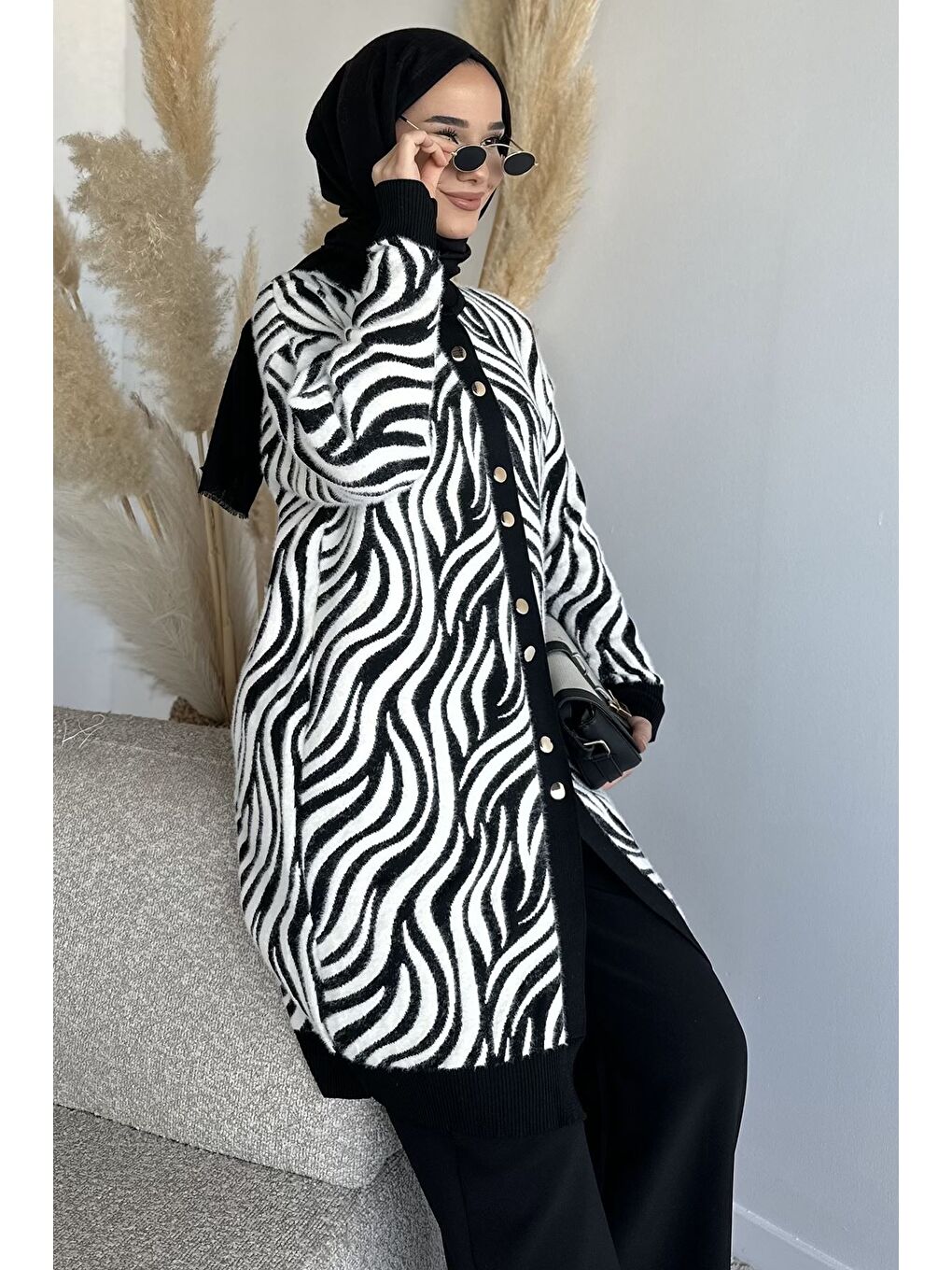 Siyah Desenli Angora Tesettür Triko Hırka-1