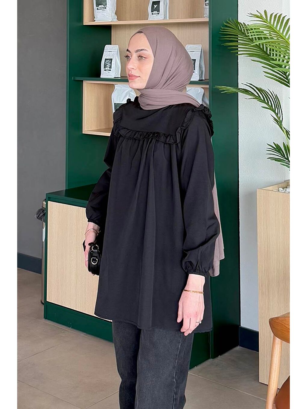 Bisiklet Yaka Omuz Fırfırlı Tunik Siyah-1