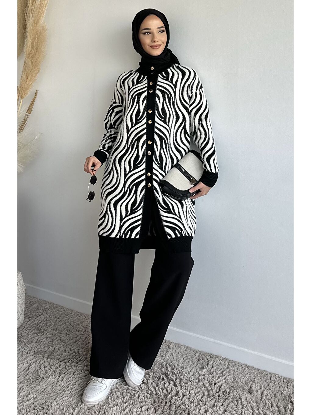 Siyah Desenli Angora Tesettür Triko Hırka-3