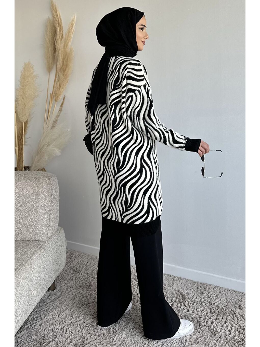 Siyah Desenli Angora Tesettür Triko Hırka-4