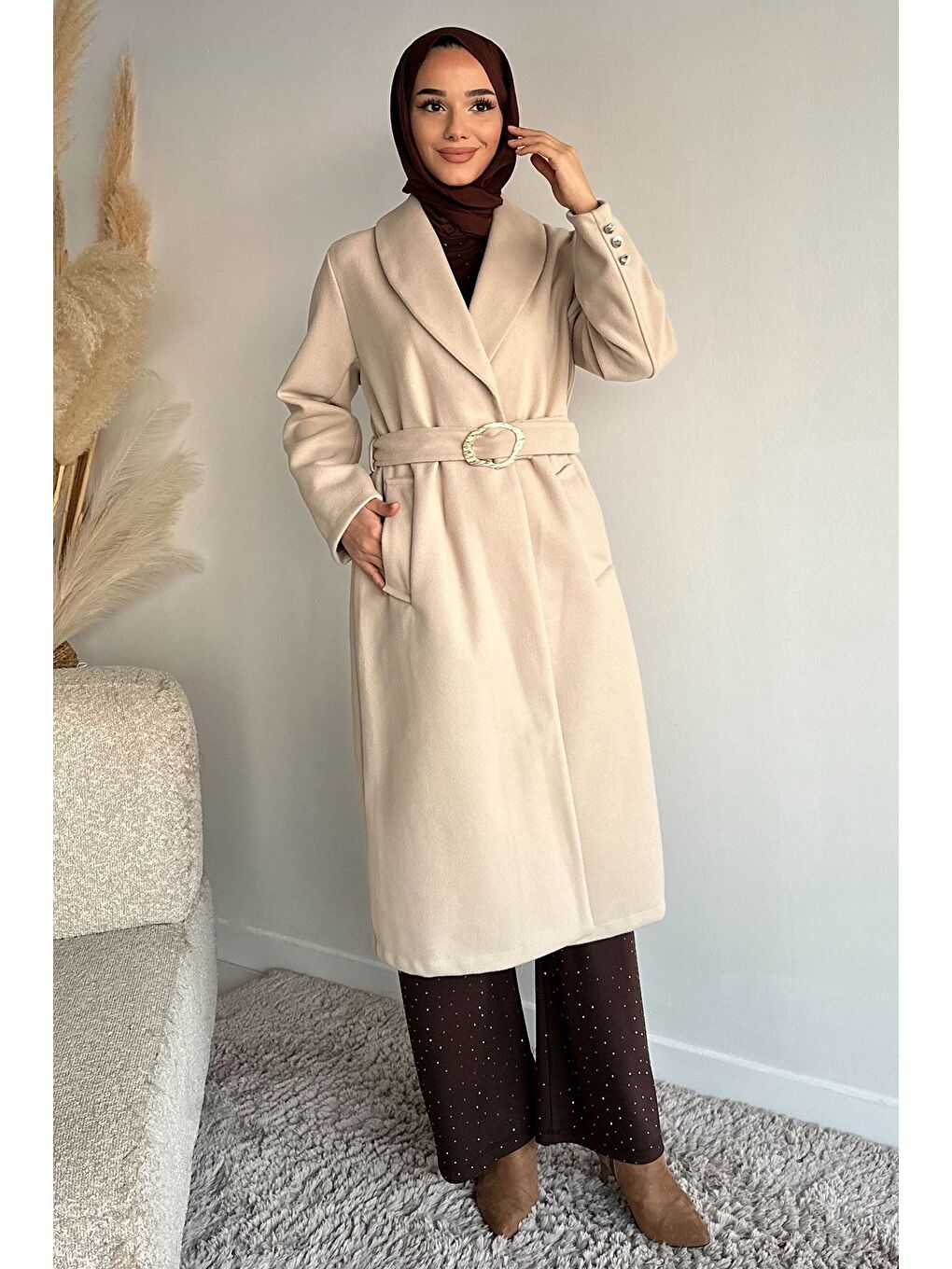 Bej Bel Kuşaklı Gold Toka Detaylı Tesettür Kaşe Kaban-1