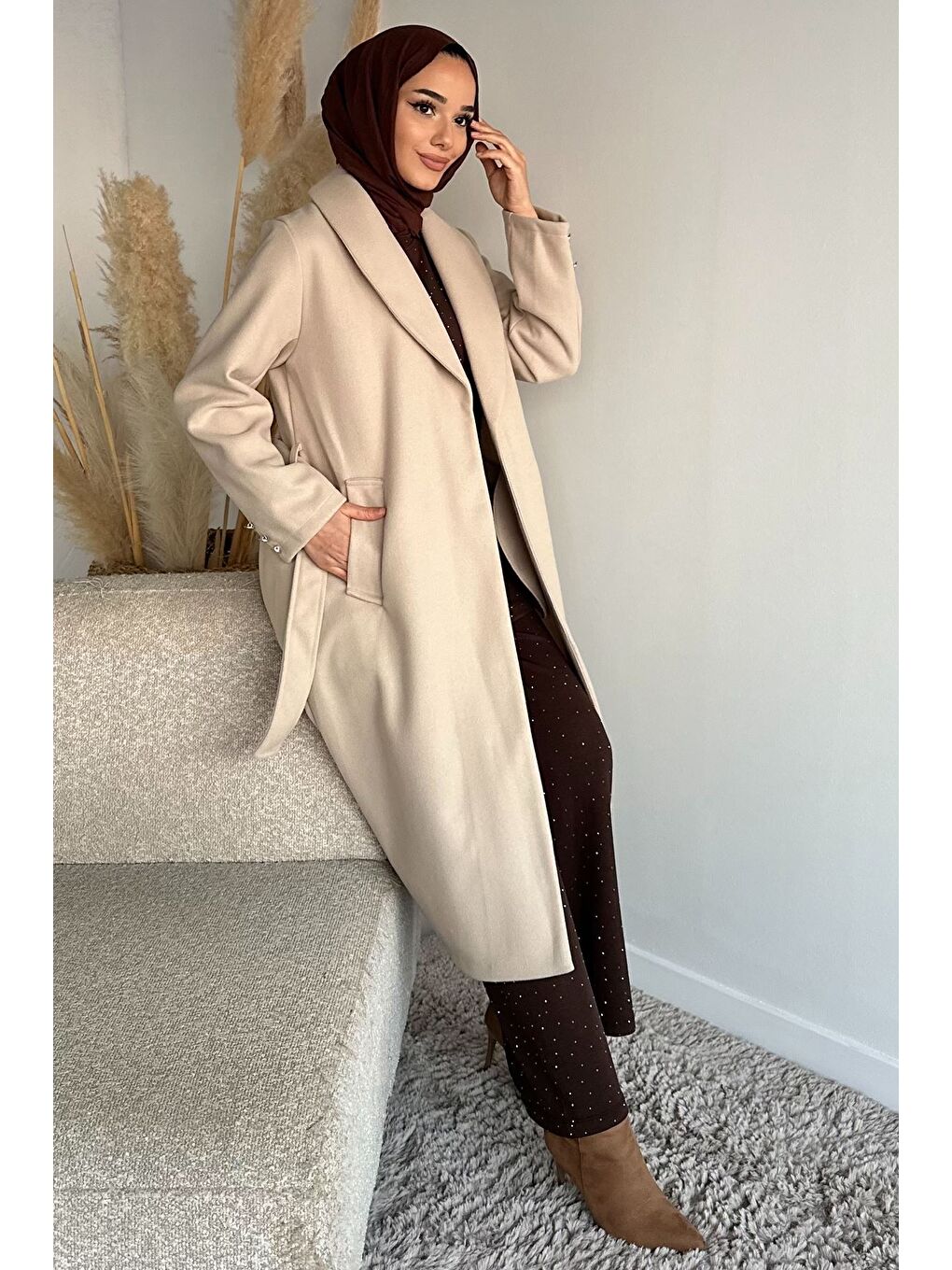 Bej Bel Kuşaklı Gold Toka Detaylı Tesettür Kaşe Kaban-2