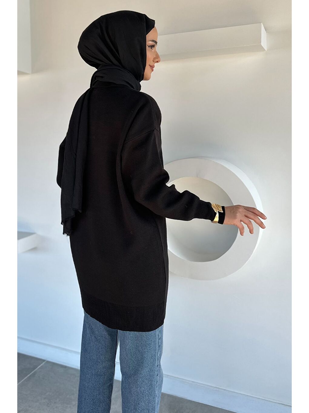 Siyah Gülseli Polo Yaka Fular Aksesuarlı Tesettür Triko Tunik-2