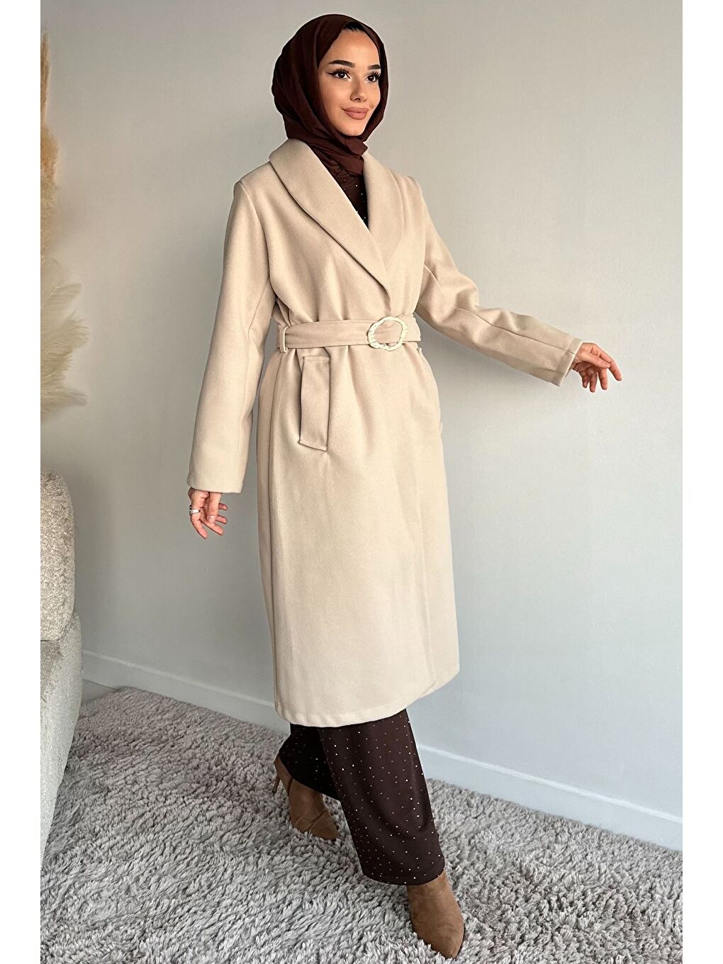 Bej Bel Kuşaklı Gold Toka Detaylı Tesettür Kaşe Kaban-4