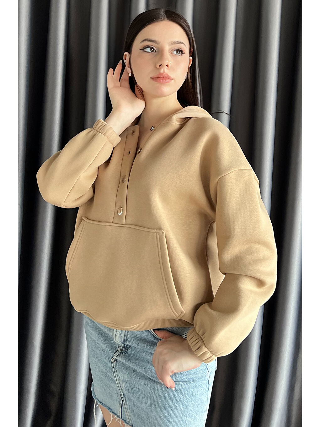 Ekru Kadın Şardonlu Kanguru Cepli Düğme Detaylı Sweatshirt-1