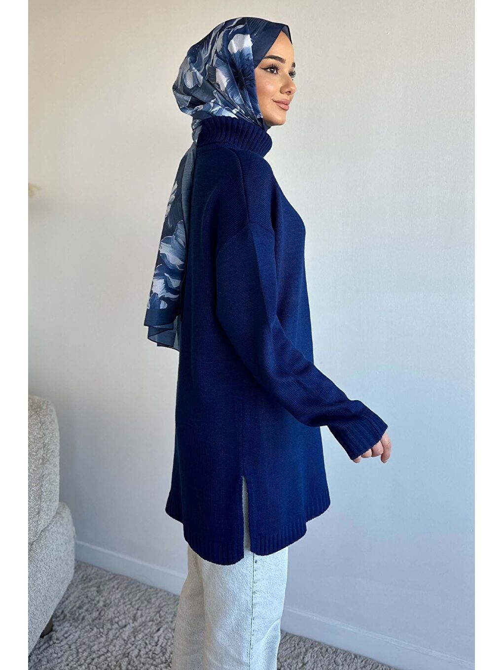 Lacivert Gülseli Balıkçı Yaka Yırtmaçlı Tesettür Triko Tunik-5