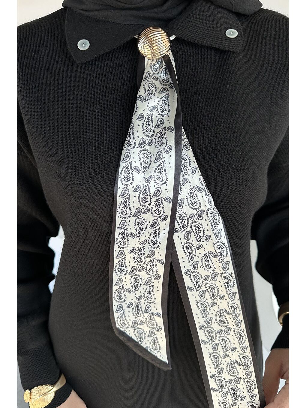 Siyah Gülseli Polo Yaka Fular Aksesuarlı Tesettür Triko Tunik-5