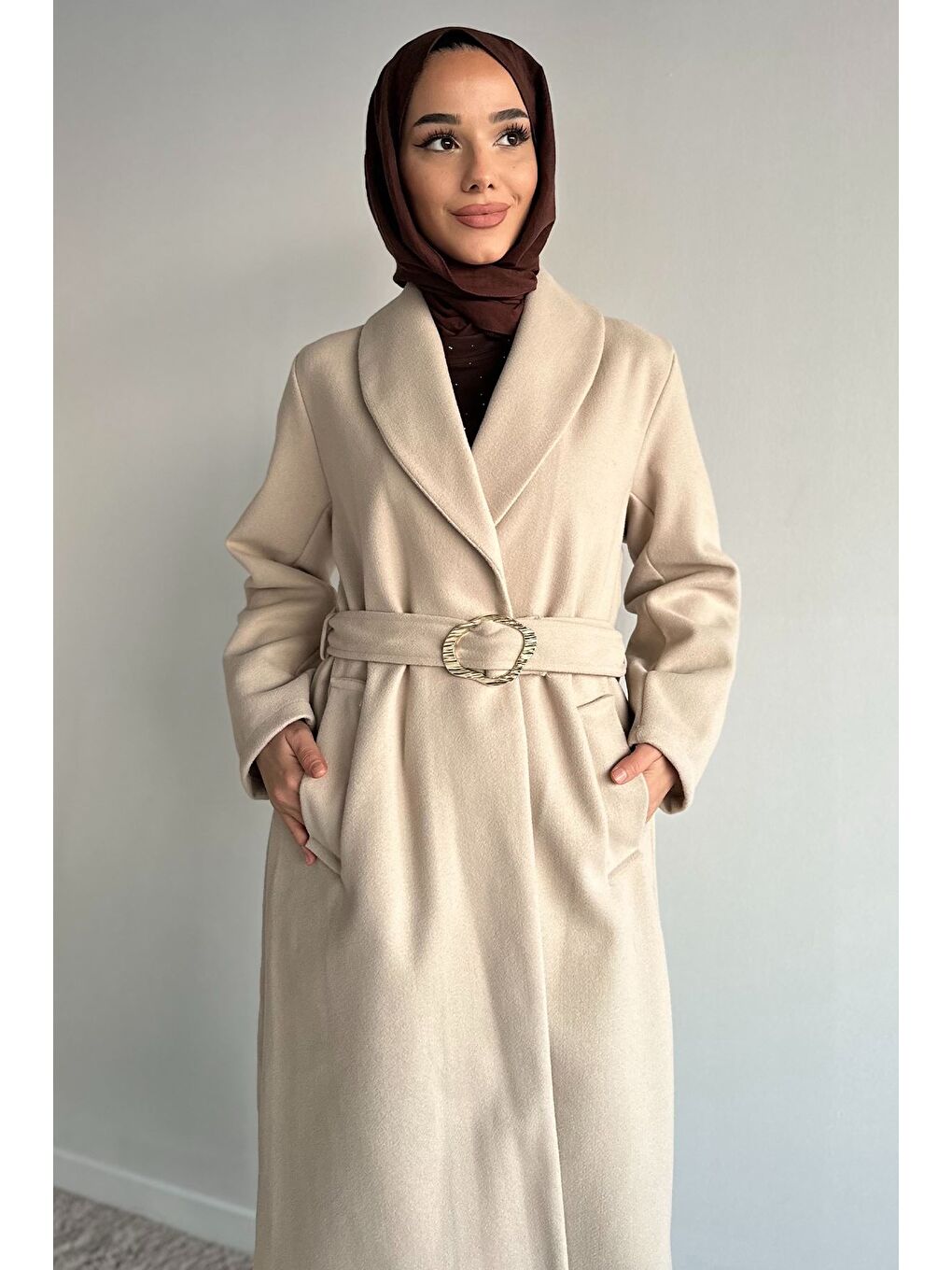 Bej Bel Kuşaklı Gold Toka Detaylı Tesettür Kaşe Kaban-7