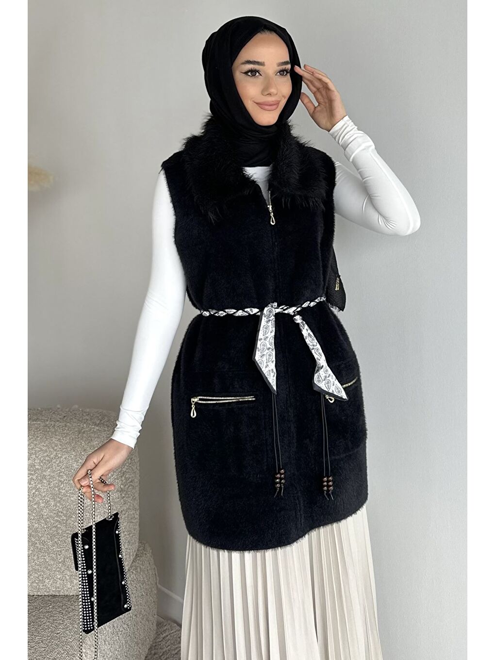 Siyah Gülseli Pelüş Detaylı Kemer Aksesuarlı Çift Cepli Tesettür Triko Yelek-2