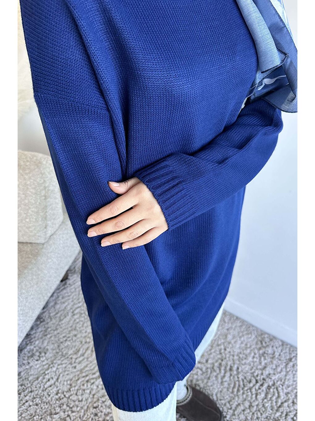 Lacivert Gülseli Balıkçı Yaka Yırtmaçlı Tesettür Triko Tunik-7