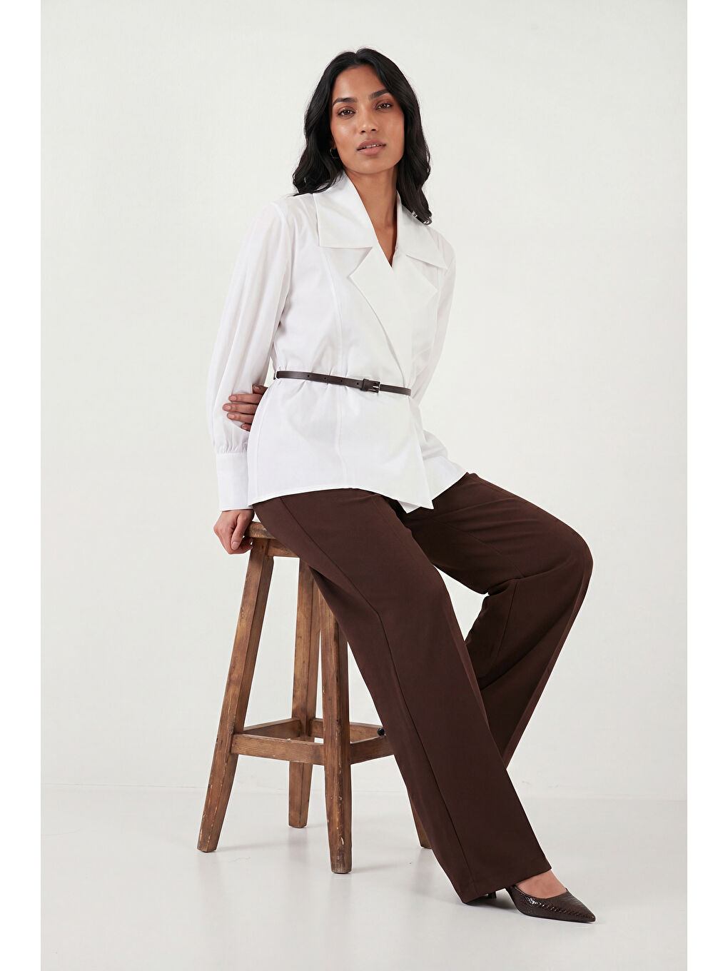 Beyaz Kruvaze Yaka Kemerli Balon Kollu Pamuklu Kadın Gömlek 6835057-4