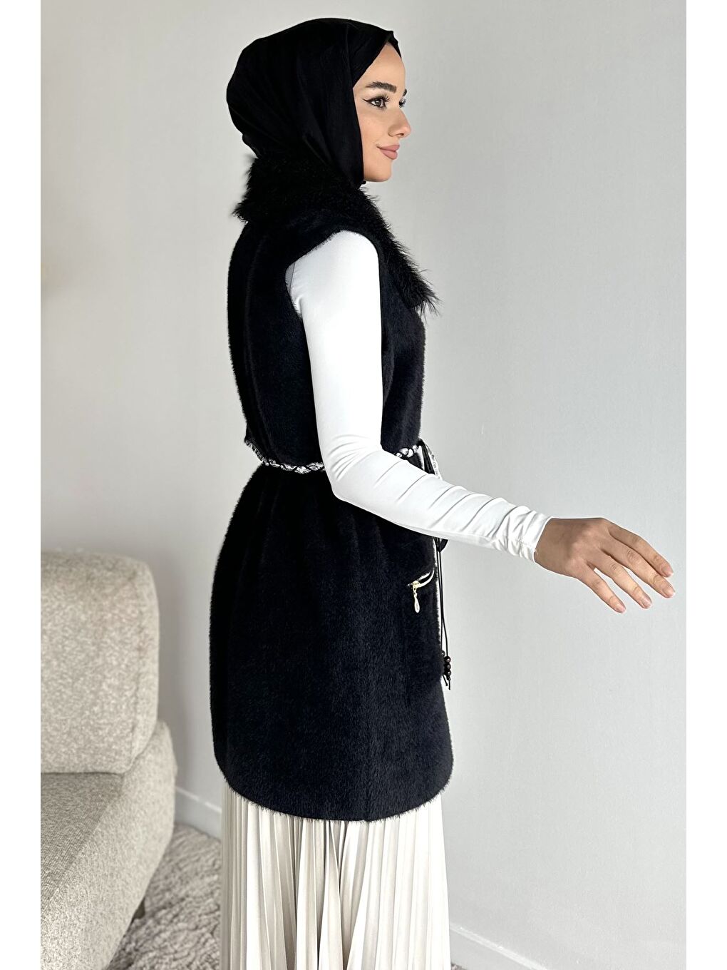 Siyah Gülseli Pelüş Detaylı Kemer Aksesuarlı Çift Cepli Tesettür Triko Yelek-5