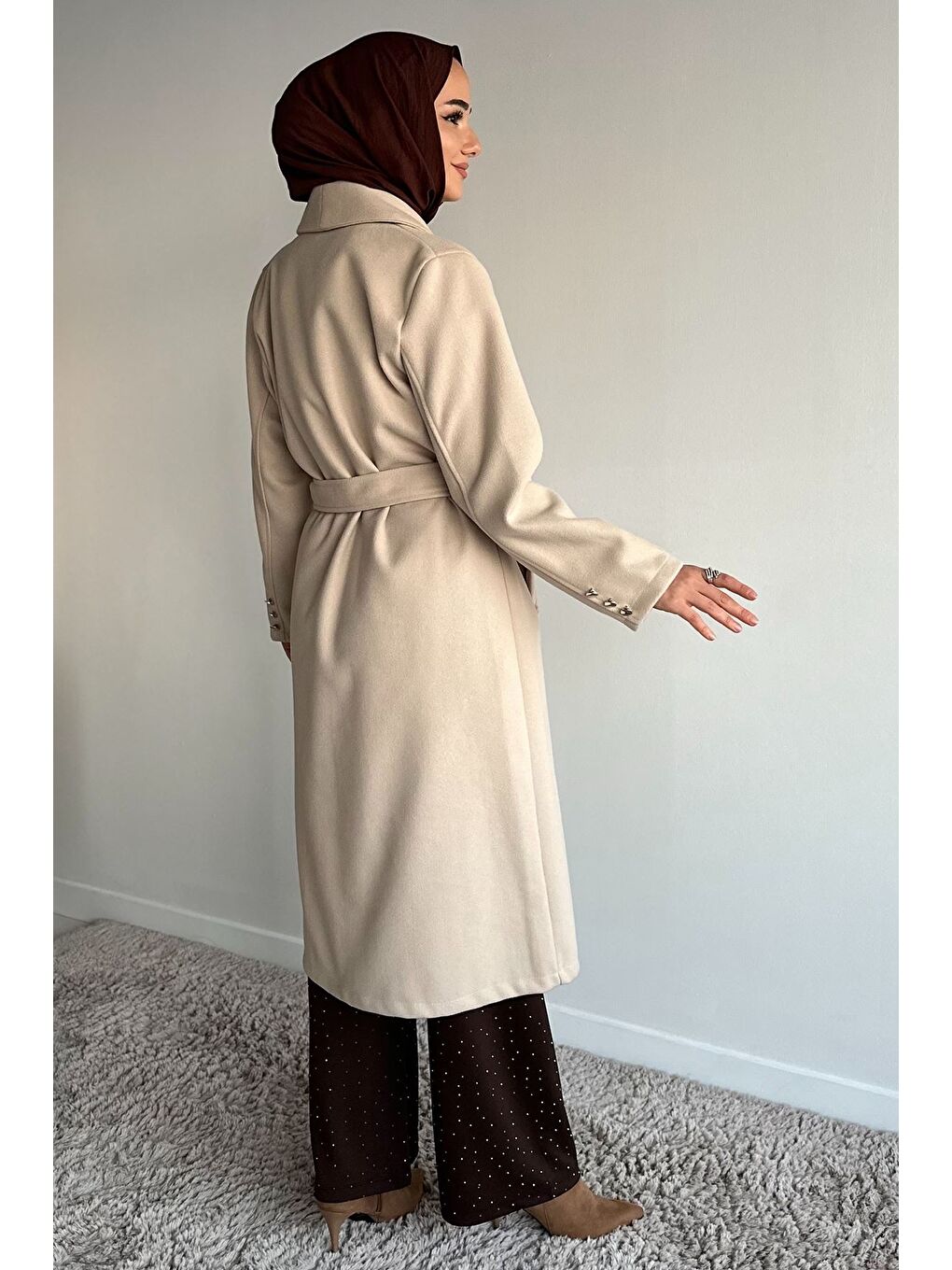 Bej Bel Kuşaklı Gold Toka Detaylı Tesettür Kaşe Kaban-9