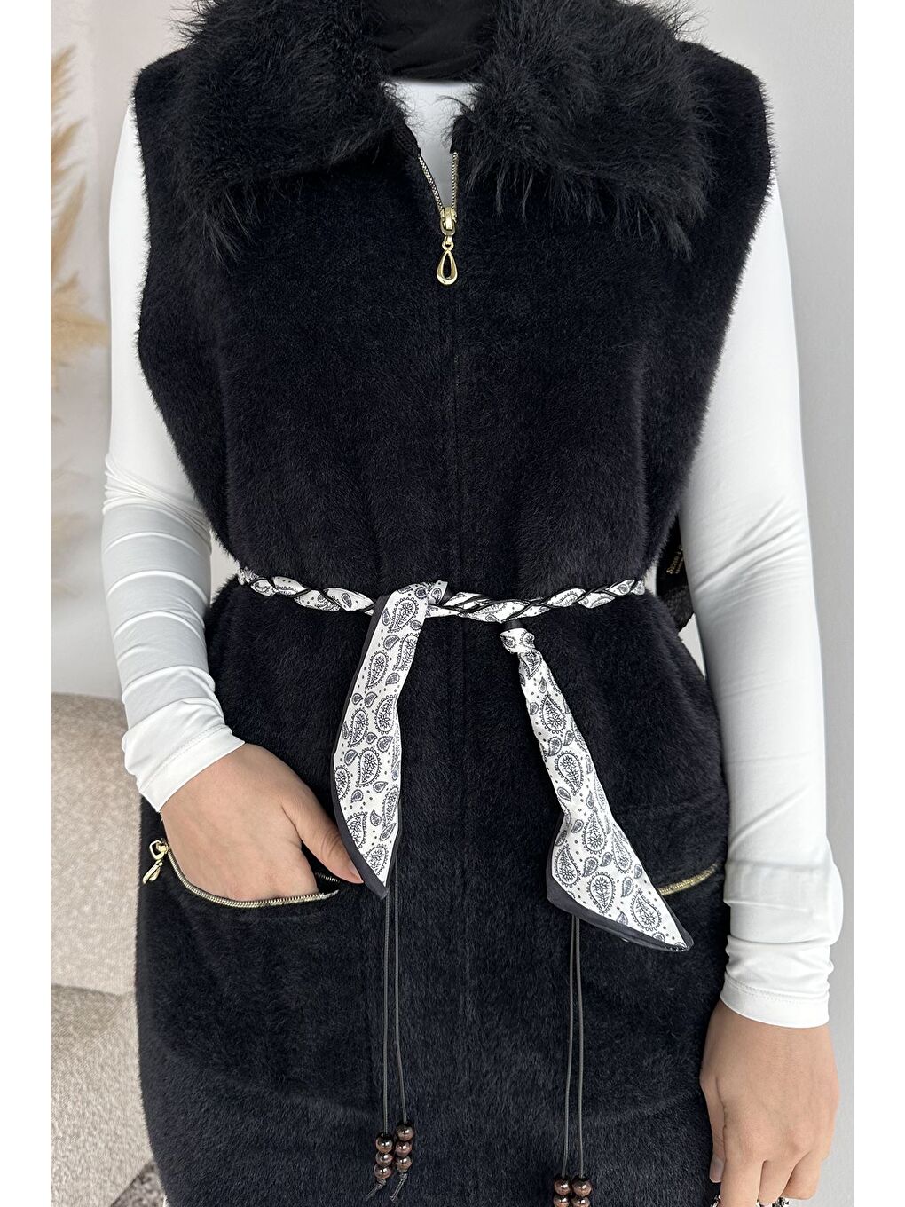 Siyah Gülseli Pelüş Detaylı Kemer Aksesuarlı Çift Cepli Tesettür Triko Yelek-6