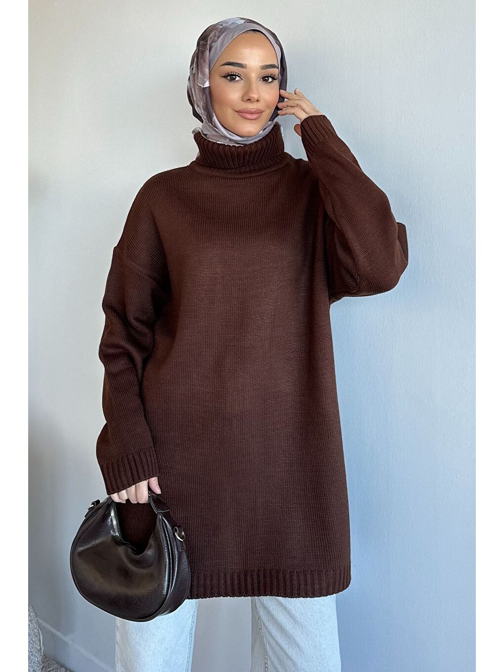 Kahverengi Gülseli Balıkçı Yaka Yırtmaçlı Tesettür Triko Tunik-2