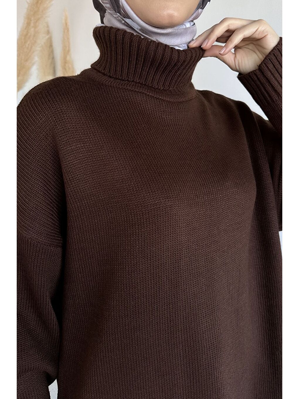 Kahverengi Gülseli Balıkçı Yaka Yırtmaçlı Tesettür Triko Tunik-4