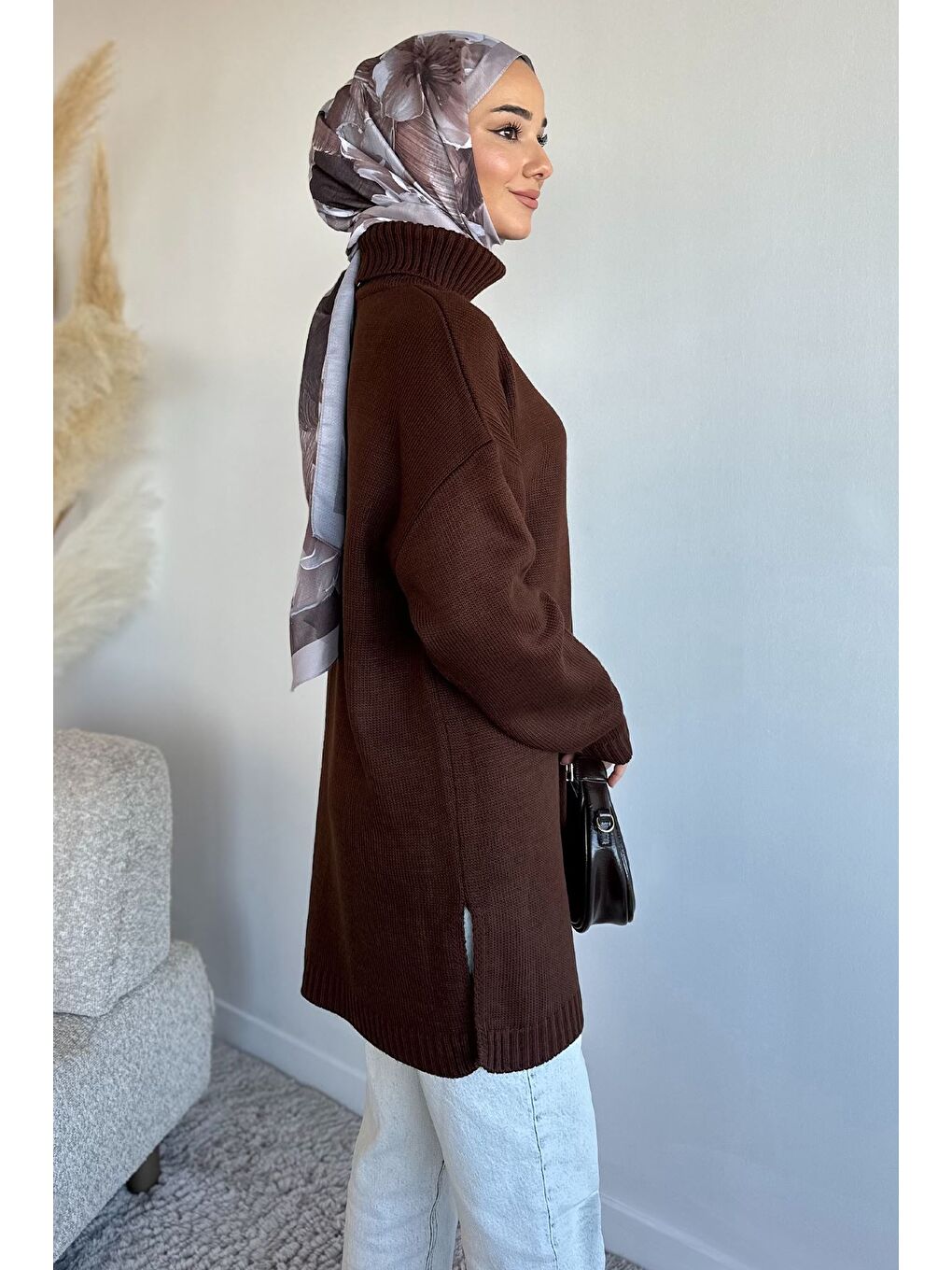 Kahverengi Gülseli Balıkçı Yaka Yırtmaçlı Tesettür Triko Tunik-6