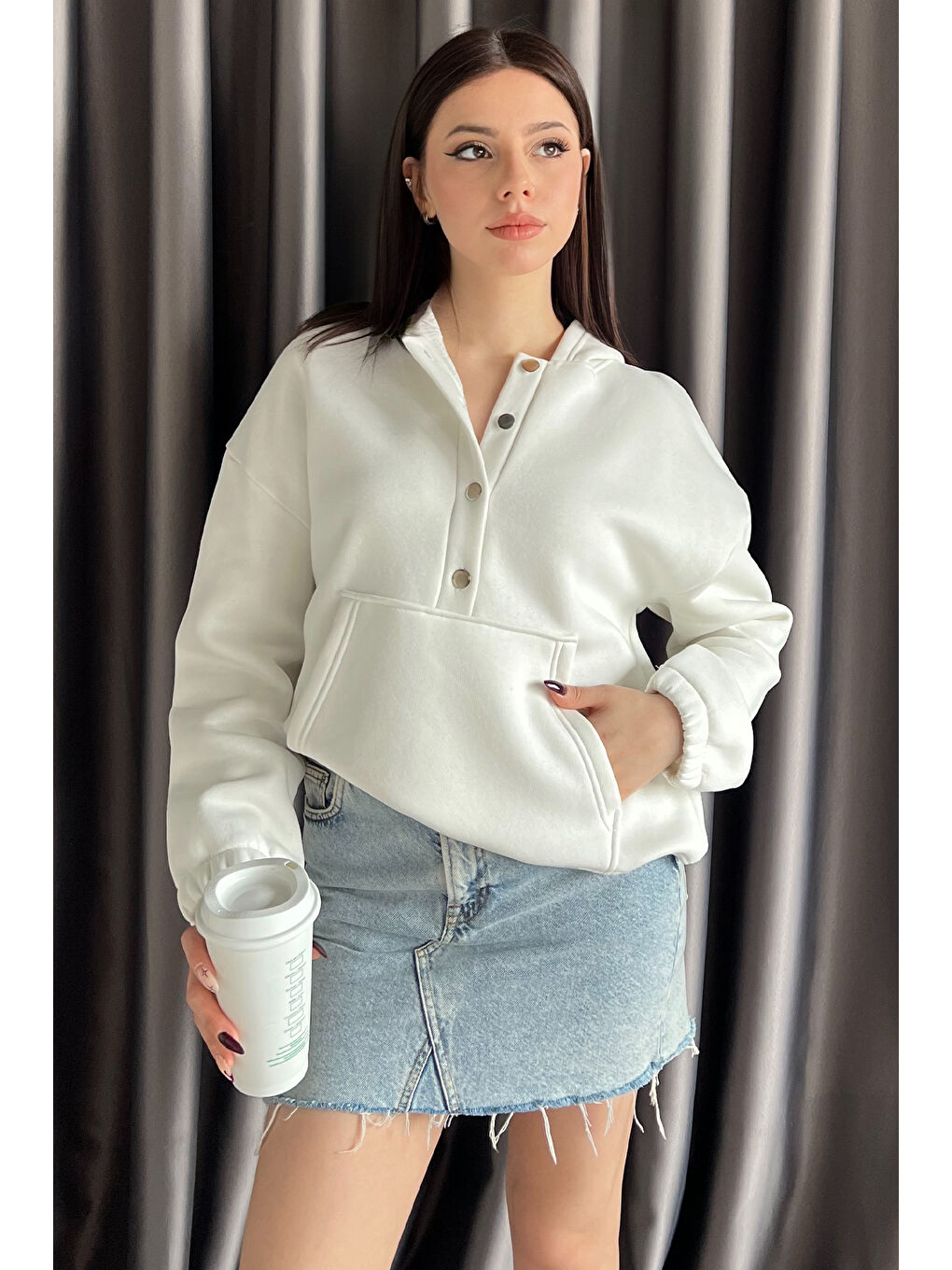Beyaz Kadın Şardonlu Kanguru Cepli Düğme Detaylı Sweatshirt