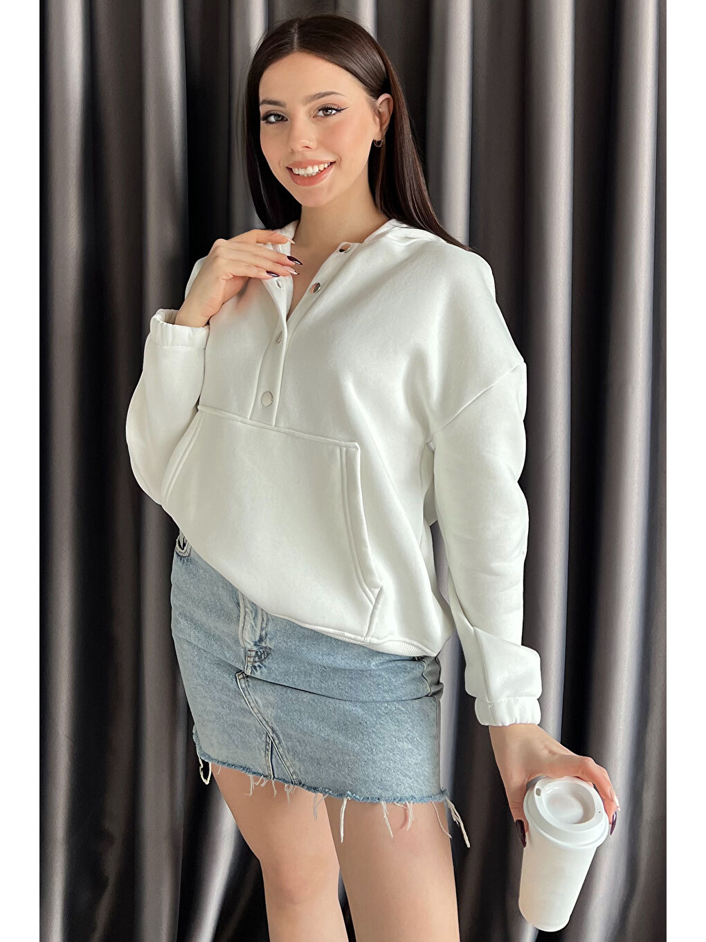 Beyaz Kadın Şardonlu Kanguru Cepli Düğme Detaylı Sweatshirt-1