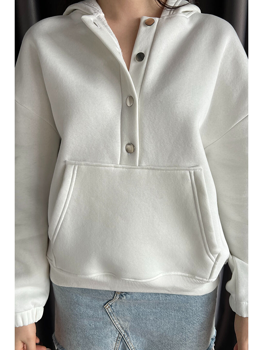 Beyaz Kadın Şardonlu Kanguru Cepli Düğme Detaylı Sweatshirt-2