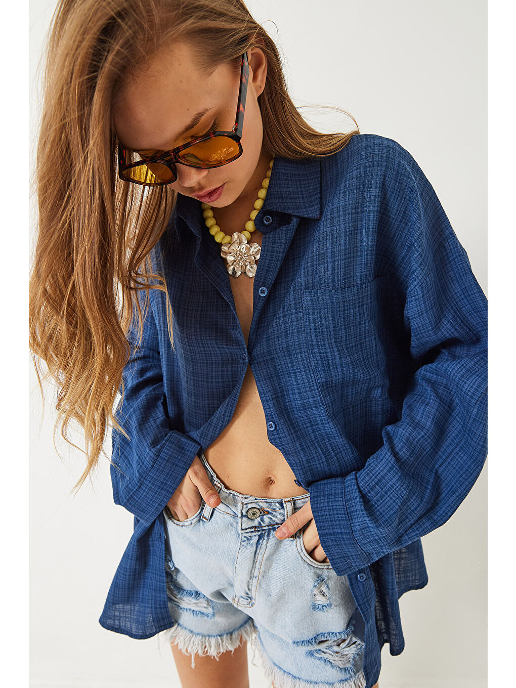 İndigo Kadın Tek Cep Detaylı Oversize Keten Dokulu Basic Gömlek-3