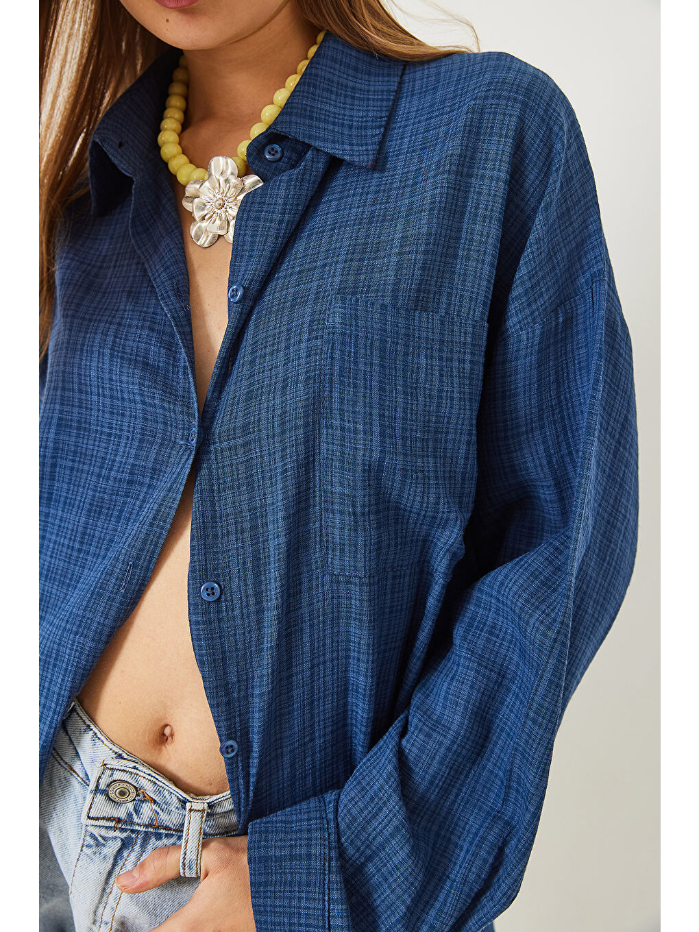 İndigo Kadın Tek Cep Detaylı Oversize Keten Dokulu Basic Gömlek-4