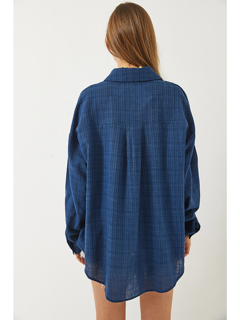 İndigo Kadın Tek Cep Detaylı Oversize Keten Dokulu Basic Gömlek-6
