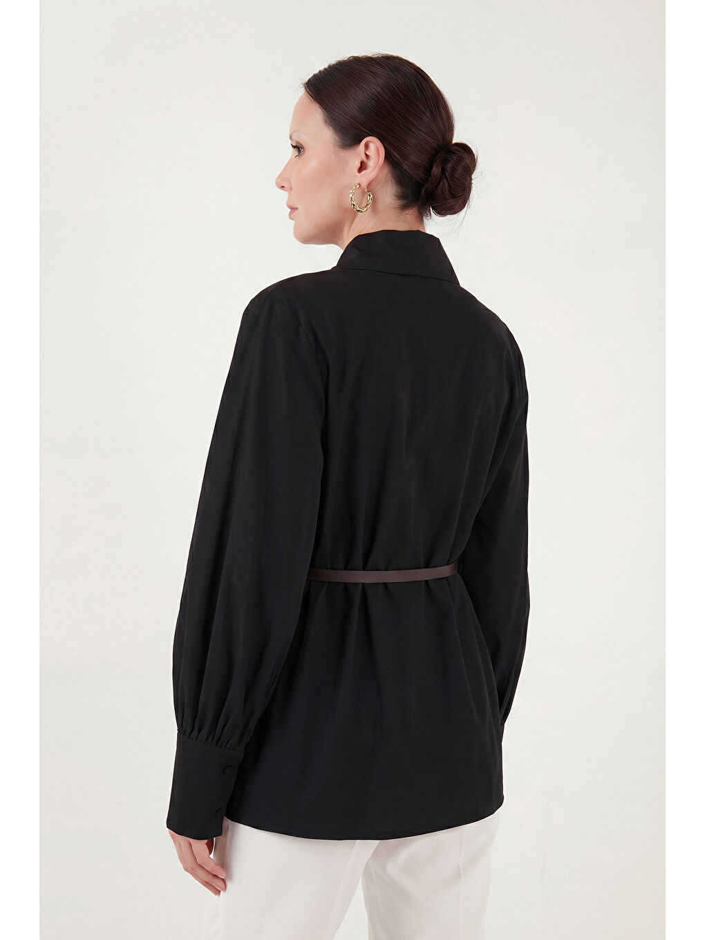 Siyah Kruvaze Yaka Kemerli Balon Kollu Pamuklu Kadın Gömlek 6835057-6