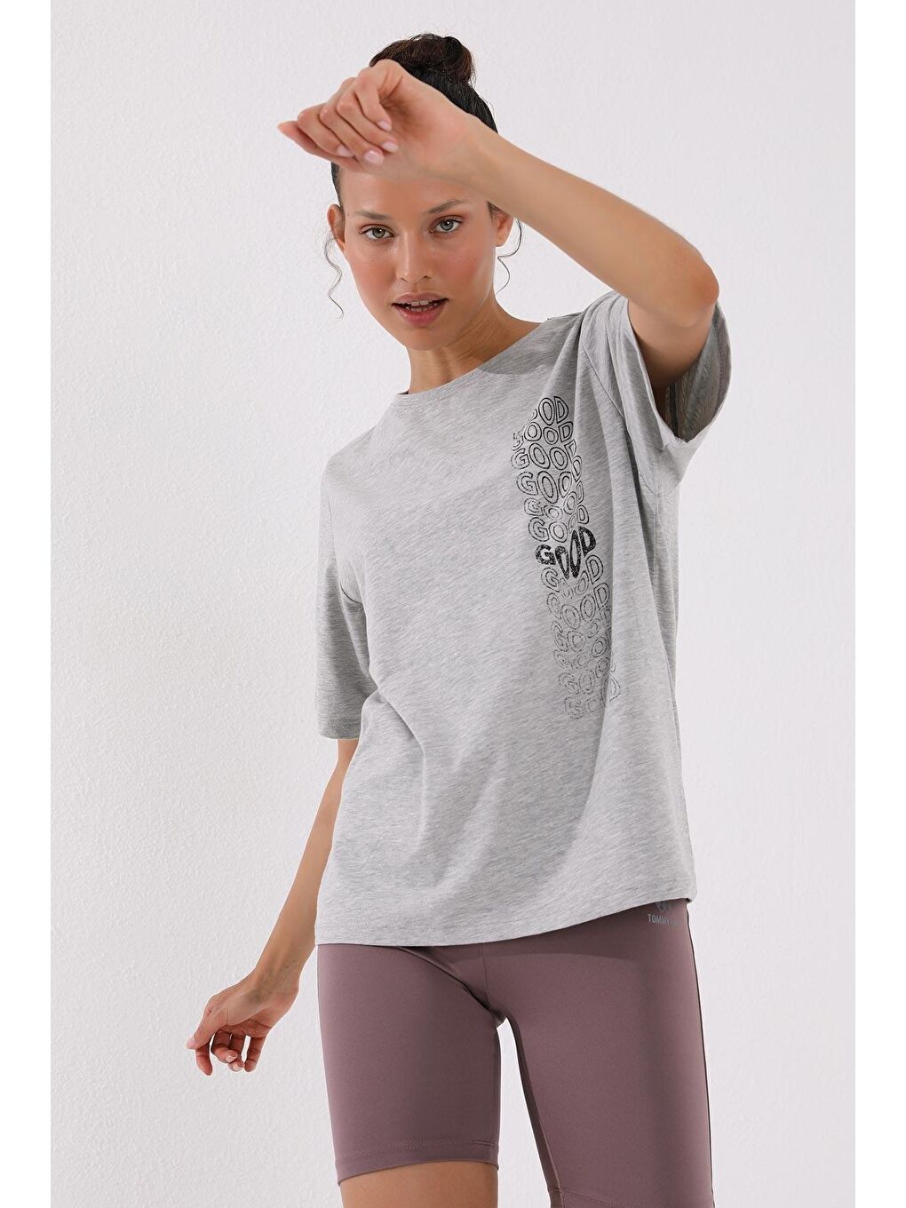Gri Melanj Deforme Yazı Baskılı O Yaka Kadın Oversize Tişört - 97134-2