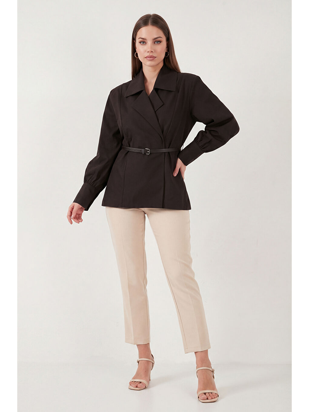 Kahverengi Kruvaze Yaka Kemerli Balon Kollu Pamuklu Kadın Gömlek 6835057-2